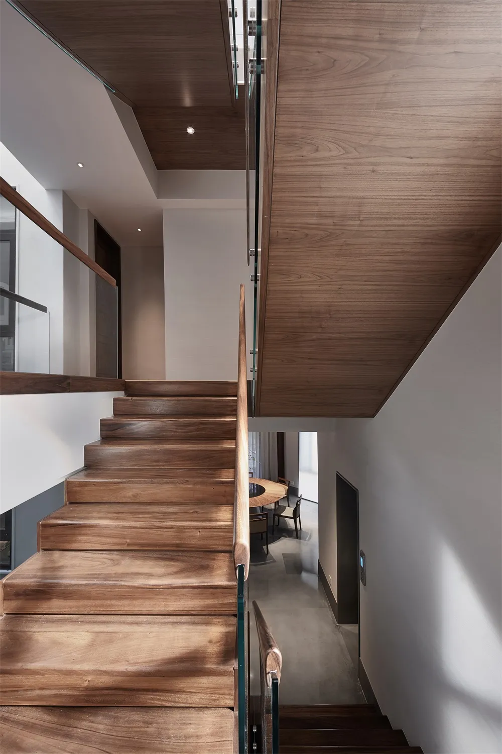Modern staircase with wooden steps and railings, featuring a clean and contemporary design.