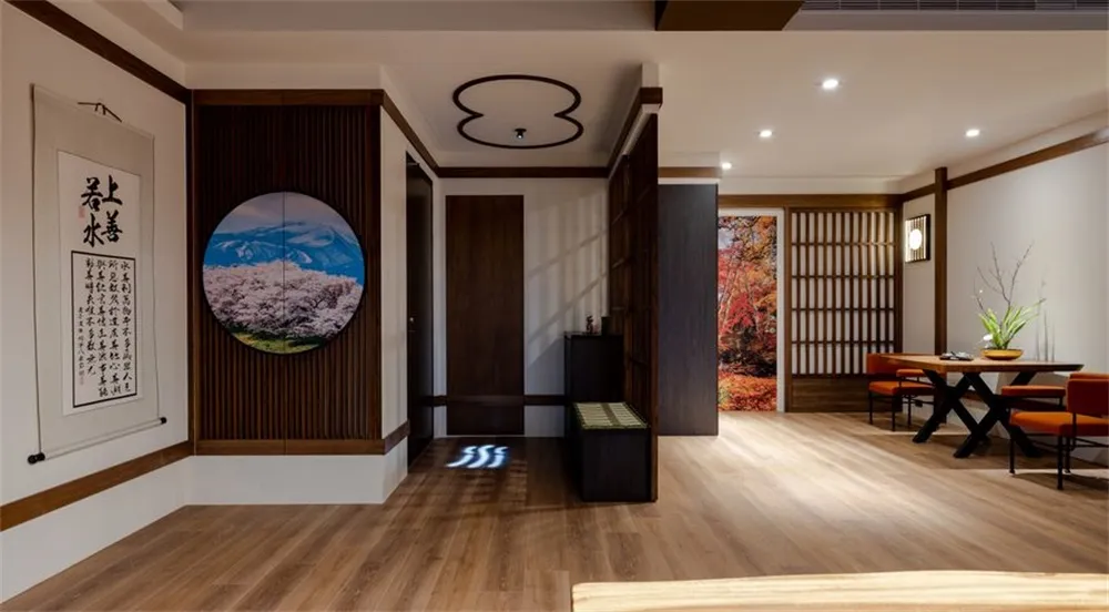 現代客廳搭配木質地板，設有圓形窗戶及櫻花壁畫，以及大型餐桌與座椅