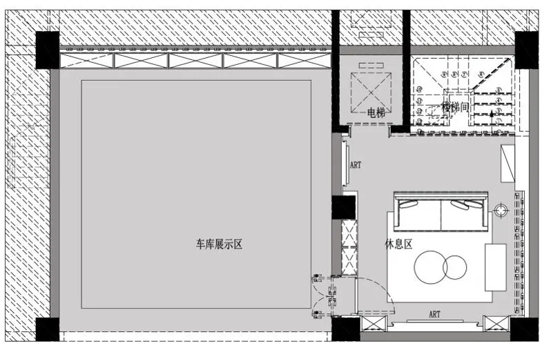 工業風格藝術展覽中心的平面圖，展示混搭材質與電梯配置。
