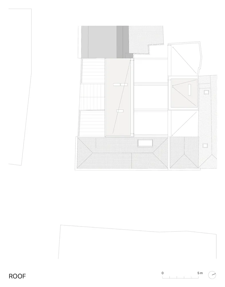 A technical 2D architectural drawing depicting the roof layout of a modern building.