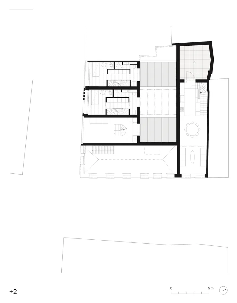 現代住宅建築的平面圖,展示包含起居空間、臥室與廚房的各個房間與區域
