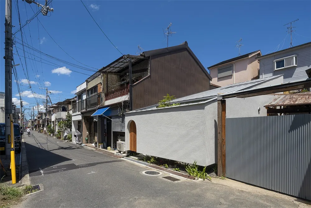 現代都市住宅街景,混凝土與玻璃建築林立。
