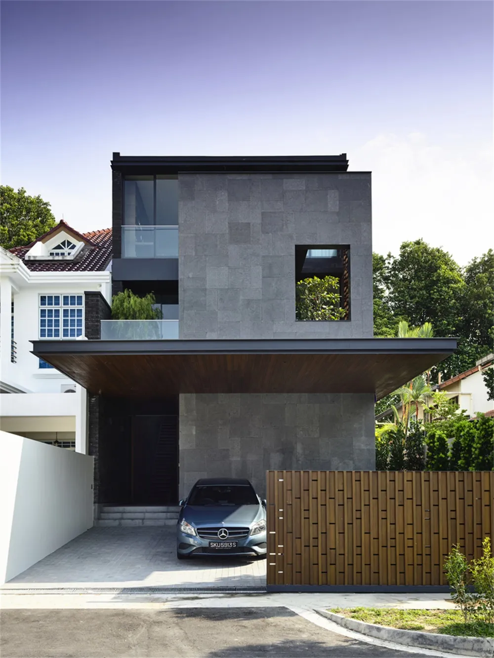 現代建築設計,呈現當代住宅房屋的混凝土外觀與大型窗戶。