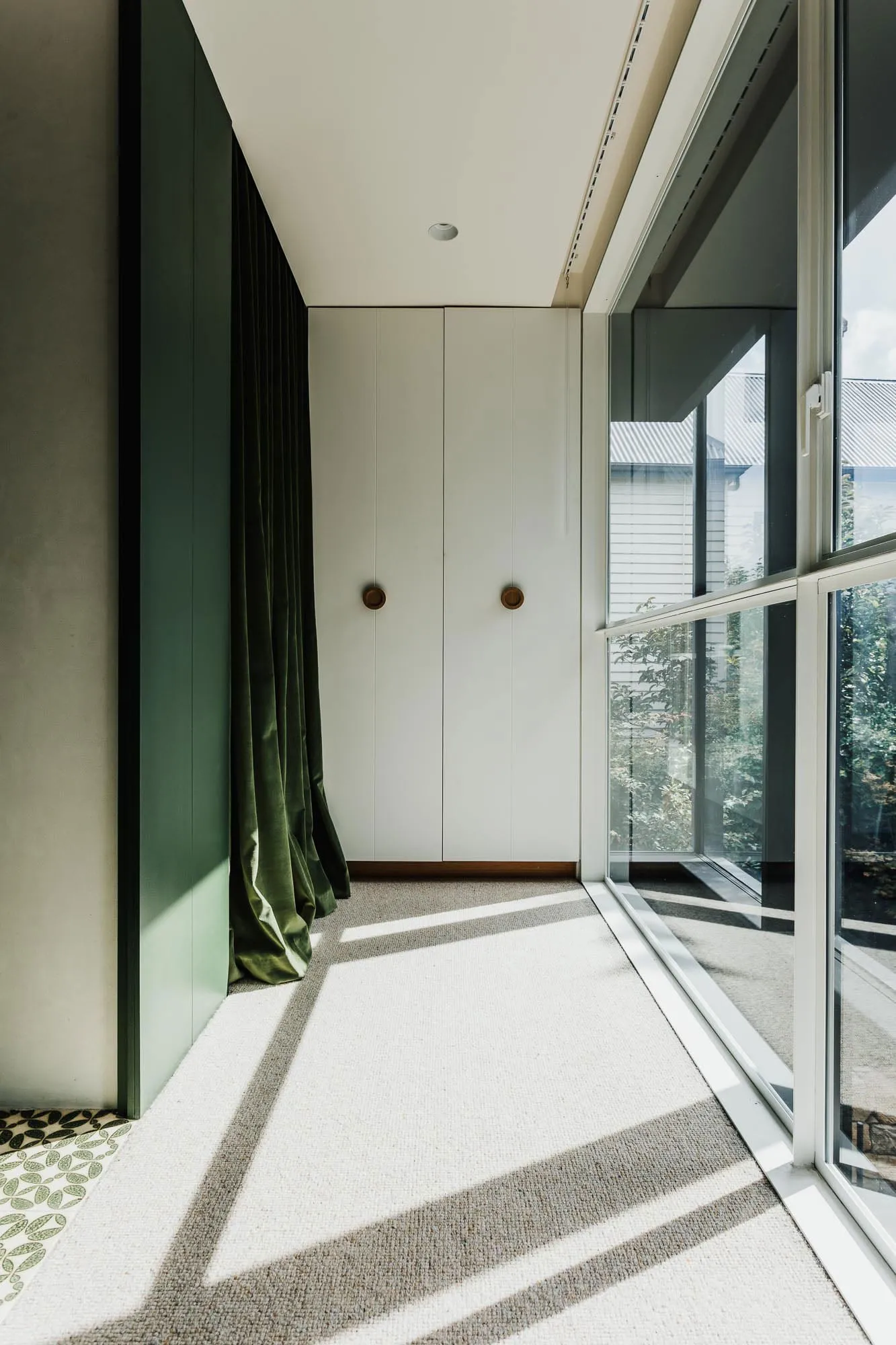 Modern residential interior design featuring concrete and glass materials, showcasing sleek and contemporary design elements.