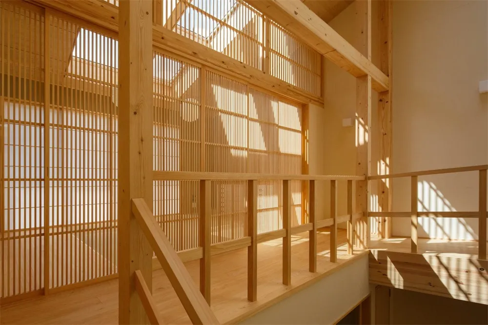 簡約住宅室內空間,強調木質元素。