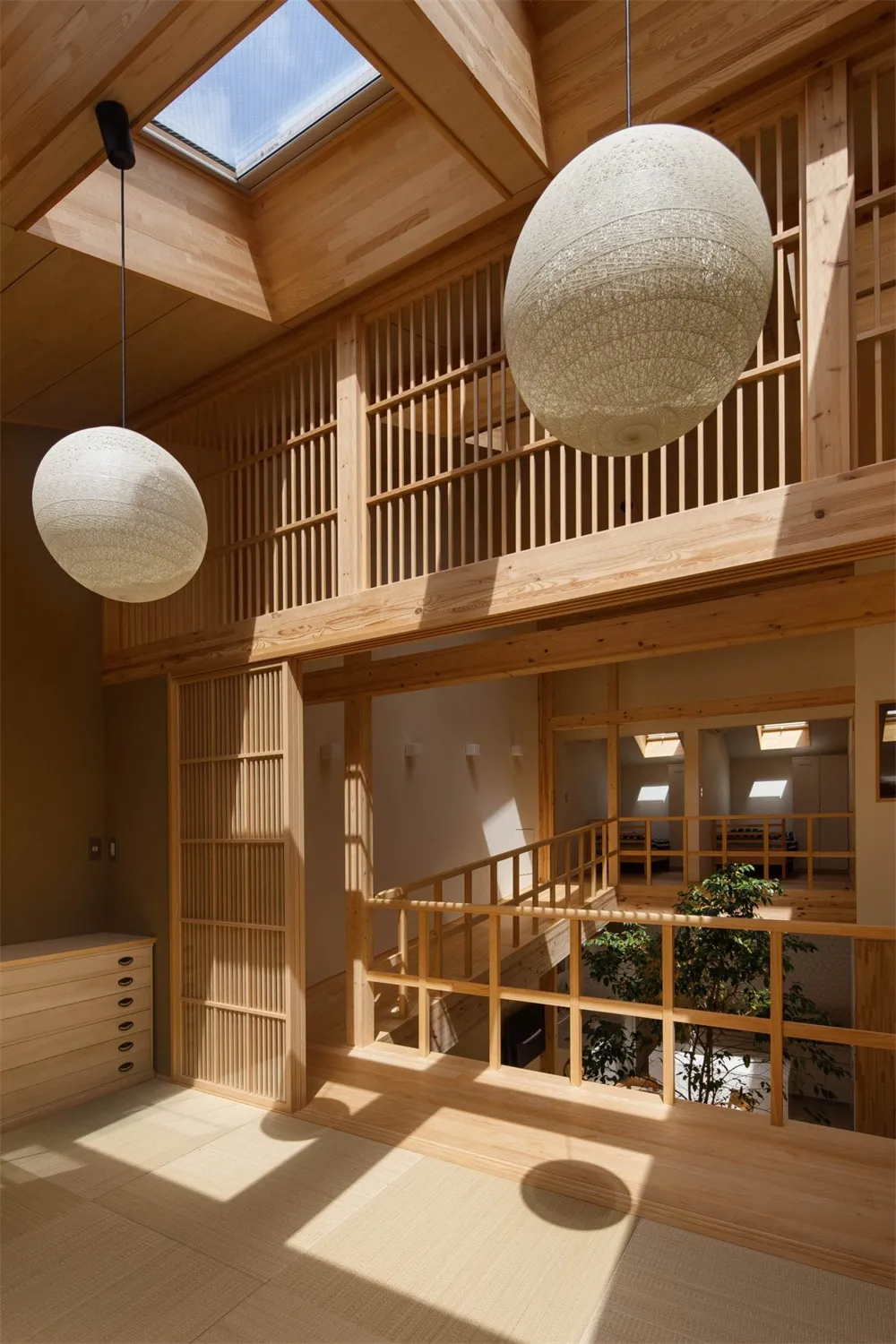 簡約住宅室內採用木質材料搭配現代設計。