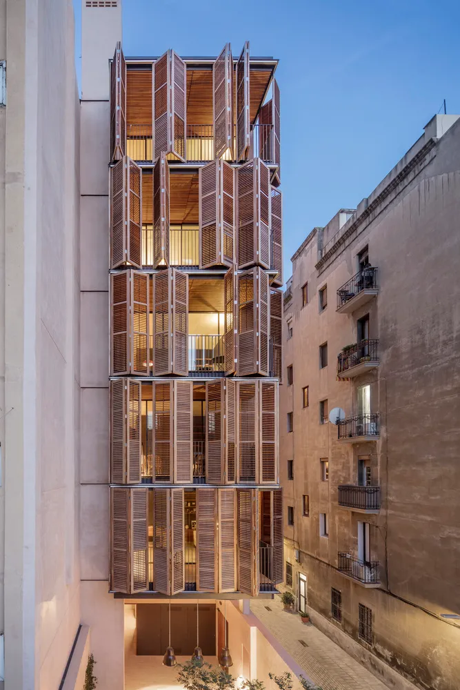 一座老建築上加建的現代建築元素，搭配大型木製百葉窗。