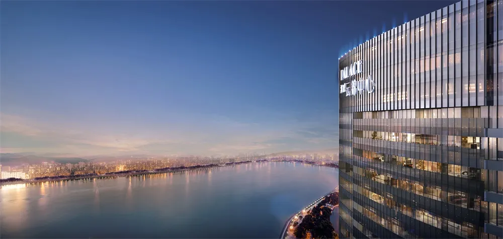 現代辦公大樓玻璃外牆與都市黃昏景觀
