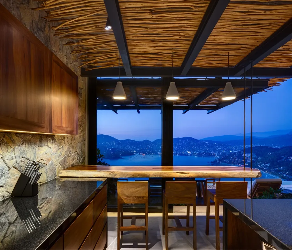 現代極簡住宅室內,融入木質元素,窗外可見山巒與水景,時值黃昏。