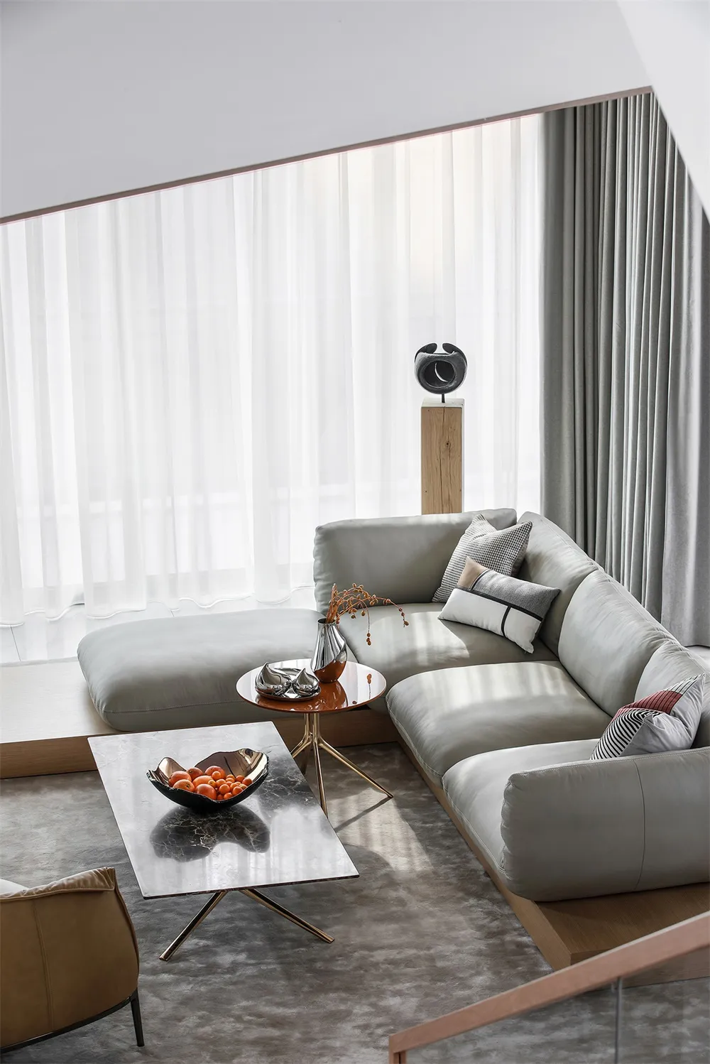 現代客廳,配有淺灰色L型沙發與極簡裝飾。