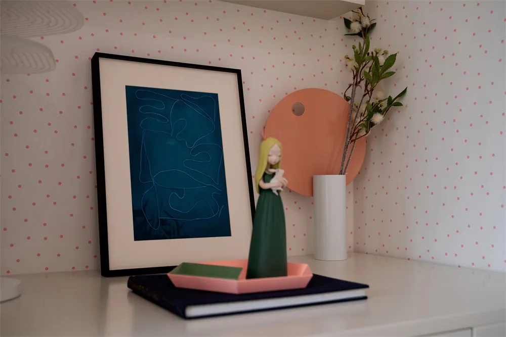 現代居家裝飾場景,展示極簡藝術作品、擺飾小雕像與花瓶置於層架上。