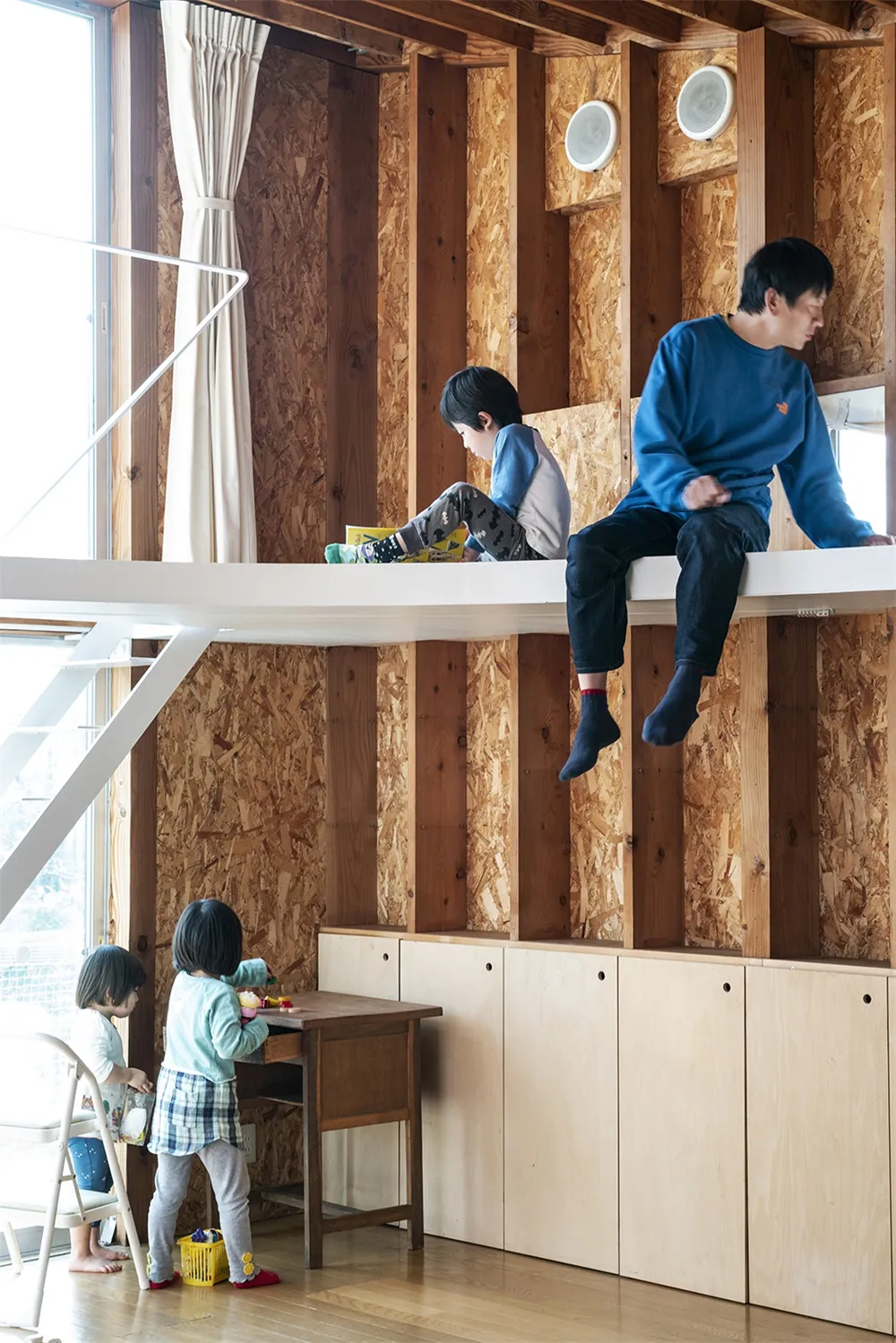 現代住宅空間,特色為木質OSB牆面與閣樓式睡眠區。