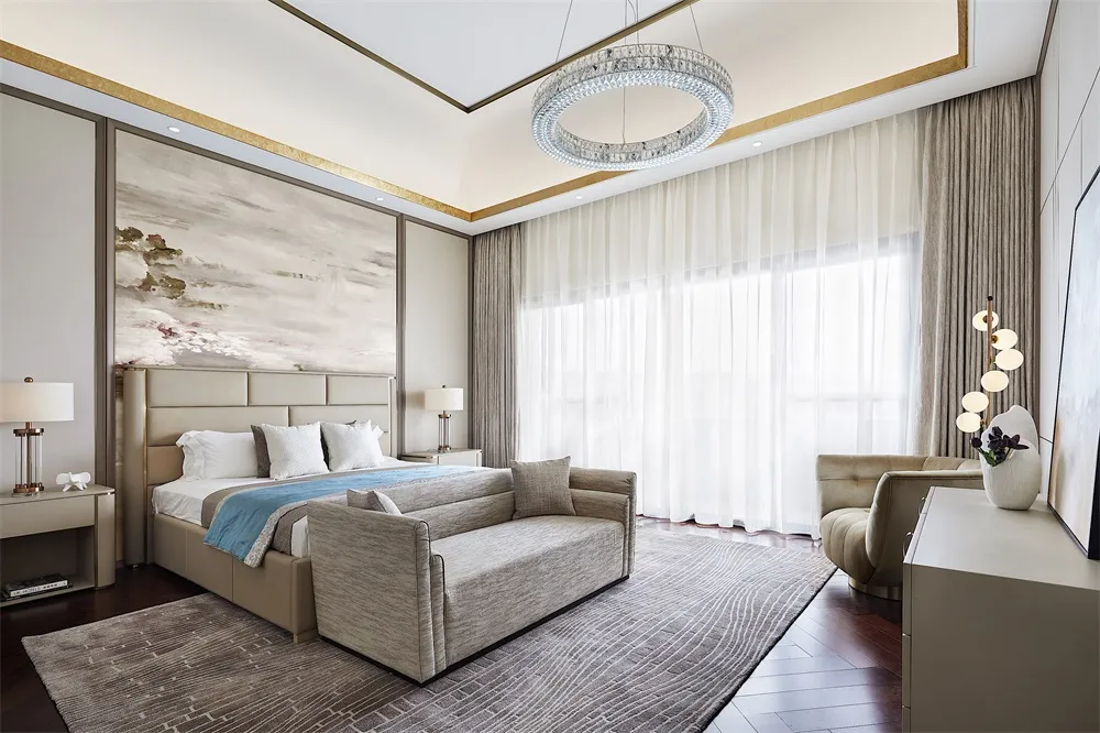 一間現代臥室,配有中性色調的布料和一扇大窗,窗上掛著薄紗簾,懸掛式圓形吊燈照亮整個空間。