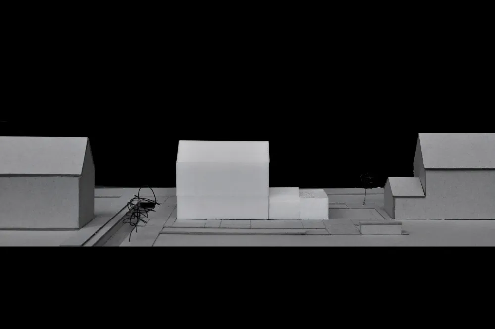 以紙板打造的極簡建築模型。