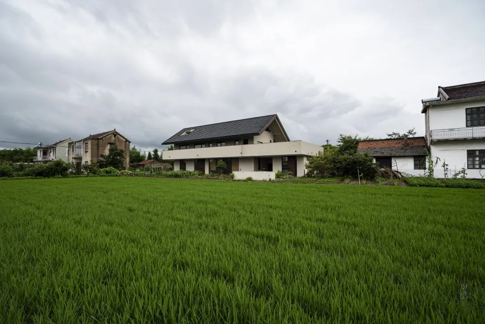 一座擁有混凝土與玻璃外觀的現代住宅建築。