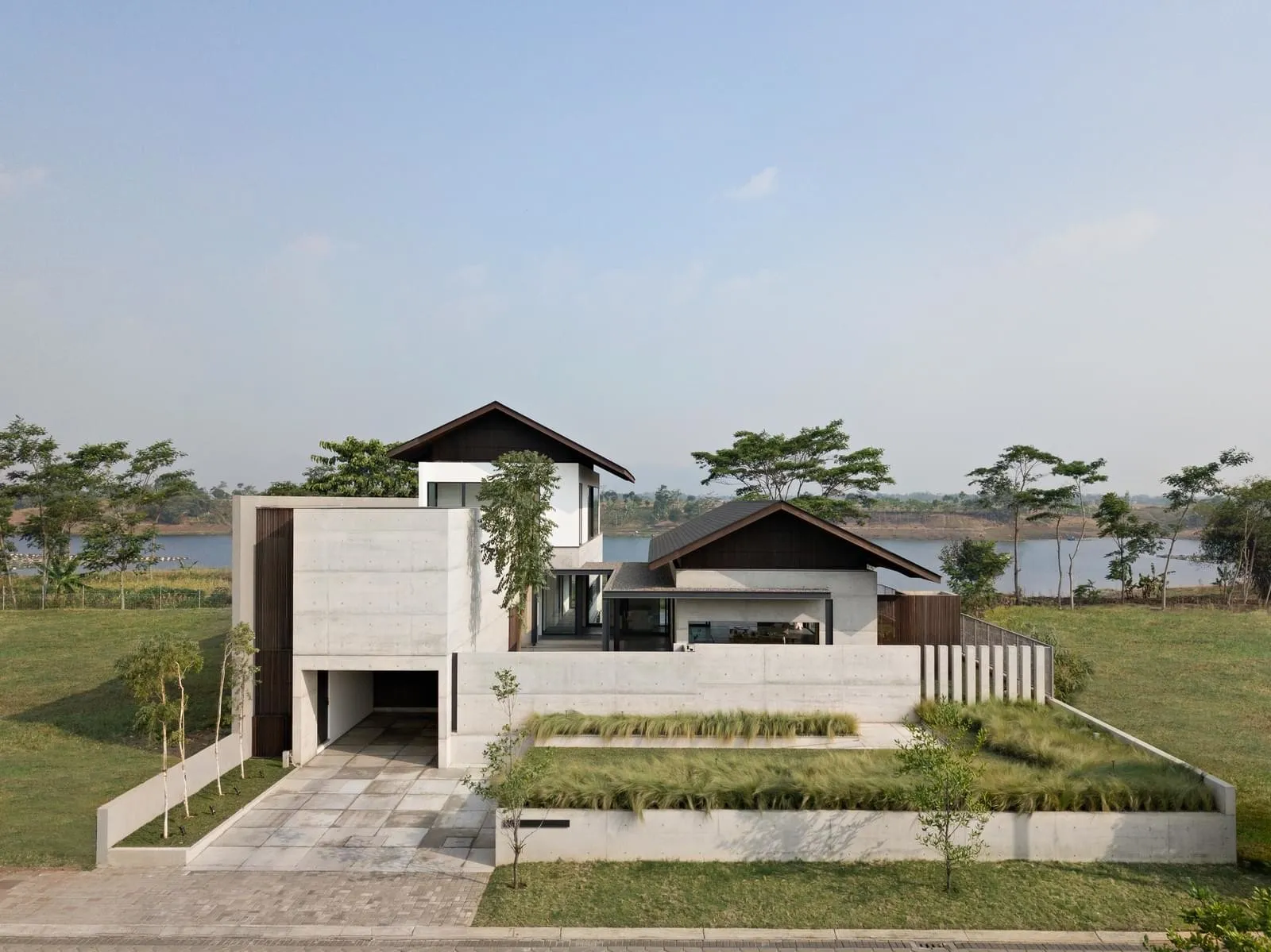 一座以混凝土與玻璃為主的極簡住宅。