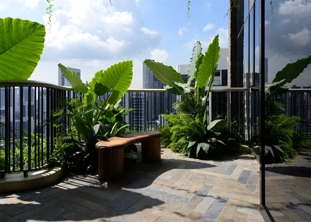現代屋頂花園,混凝土結構搭配茂盛綠植,陽光普照的日子。