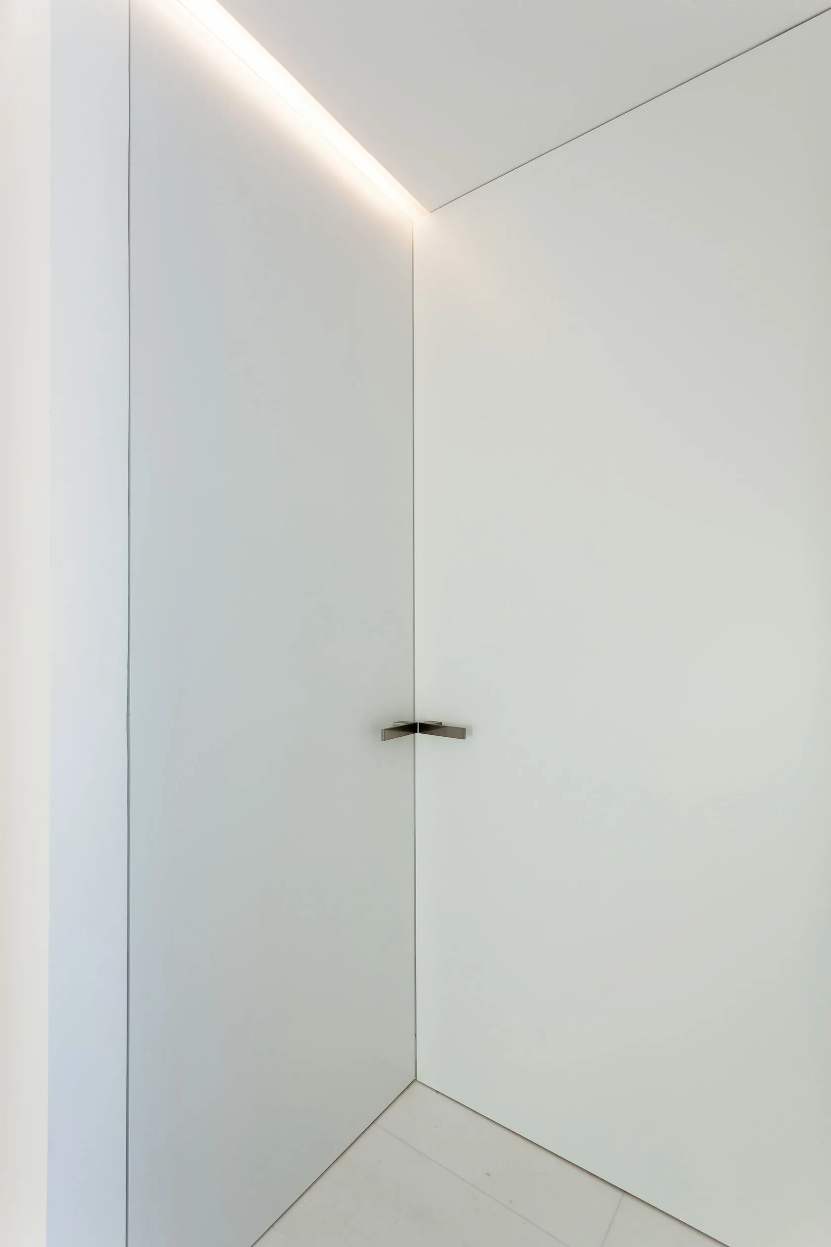 現代簡約室內空間,搭配白色牆面與天花板燈具