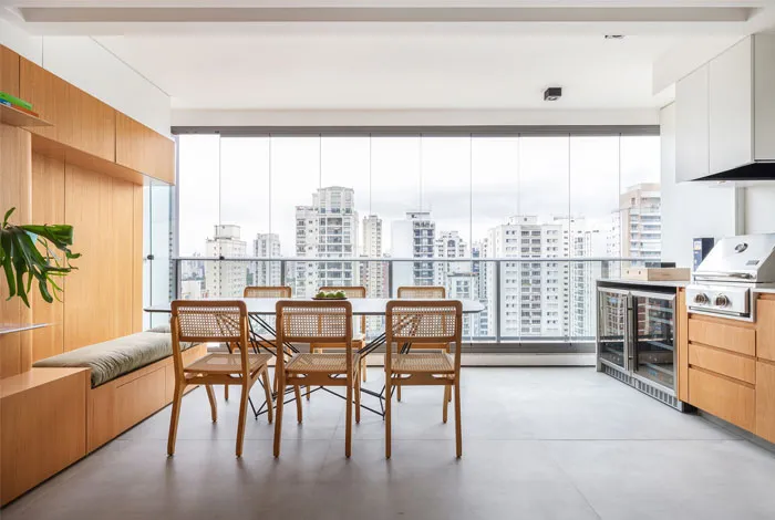 現代簡約住宅廚房,融入木質元素,並設有大型窗戶可眺望城市景觀。
