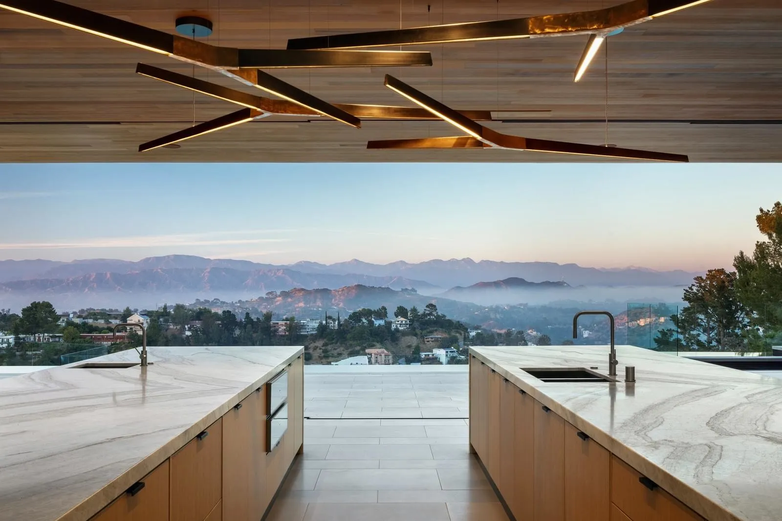 現代廚房搭配大理石檯面與極簡設計，擁有壯麗山景。