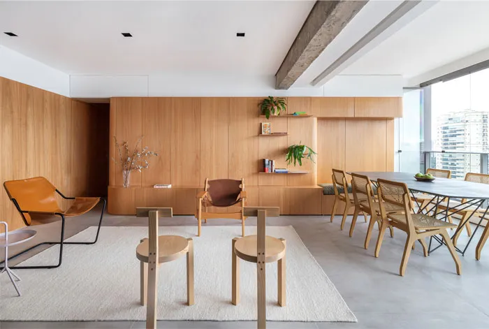 現代客廳以木質家具為主,並設有大型窗戶可俯瞰城市景觀。