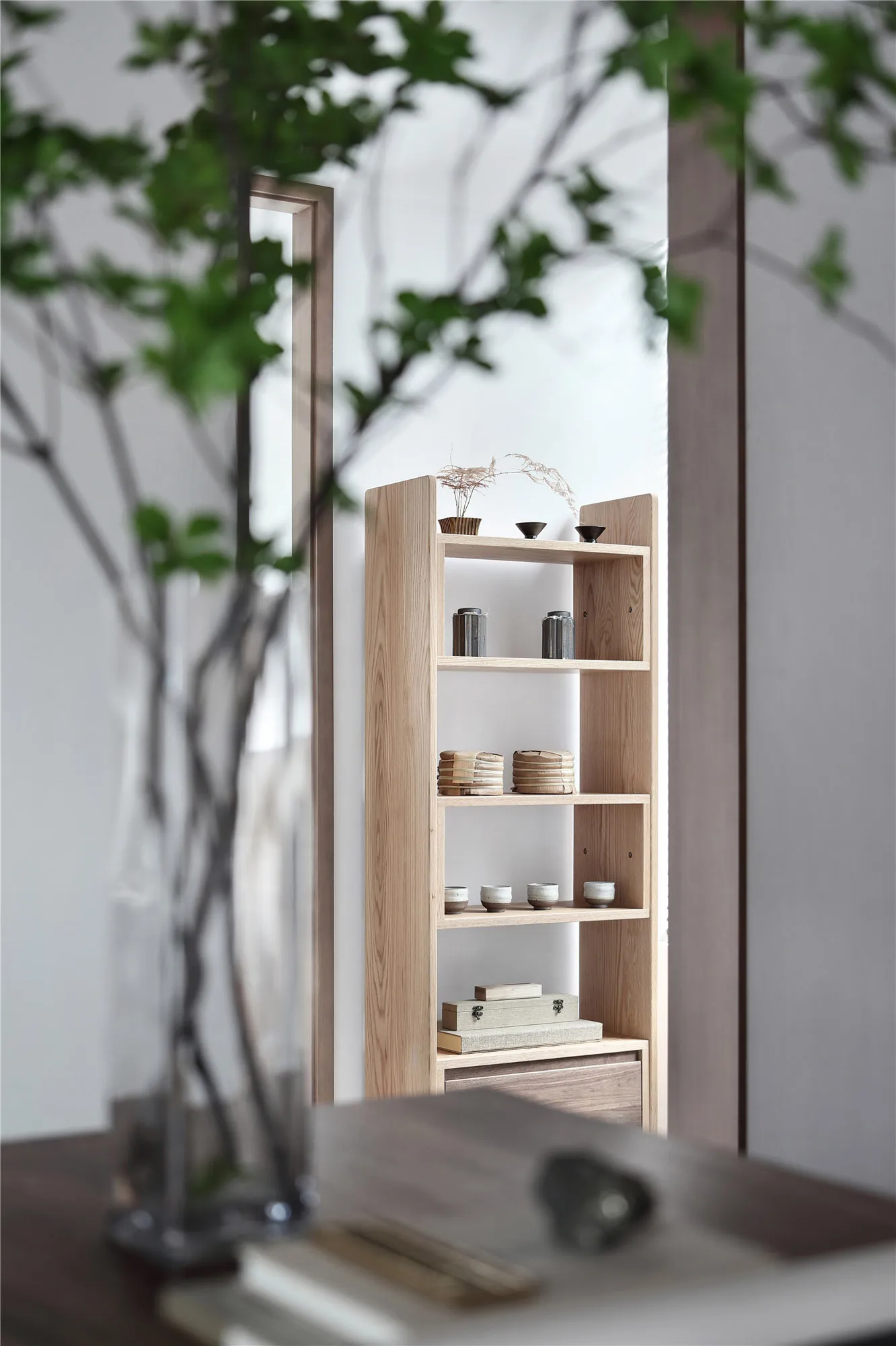 極簡室內空間,展示木質層架與裝飾品。