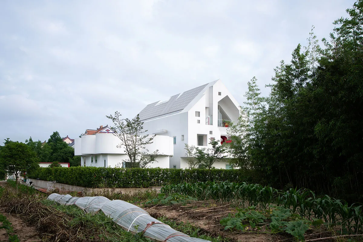 一棟採用白色建材與曲線建築的現代白色住宅。