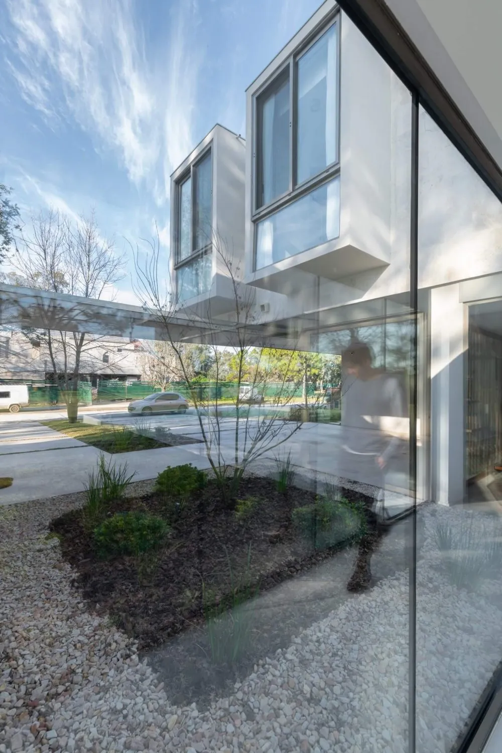 現代住宅外觀,採用玻璃與混凝土材質。