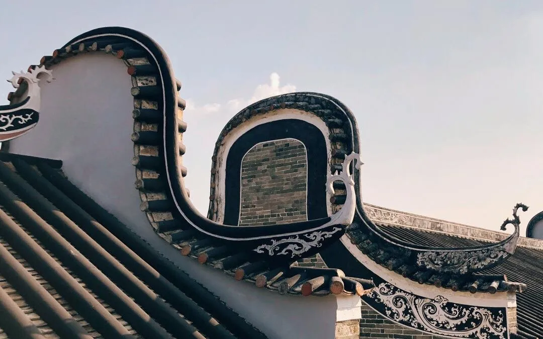 貴族建築的傳統屋頂設計,搭配深色瓦片與華麗金屬裝飾。