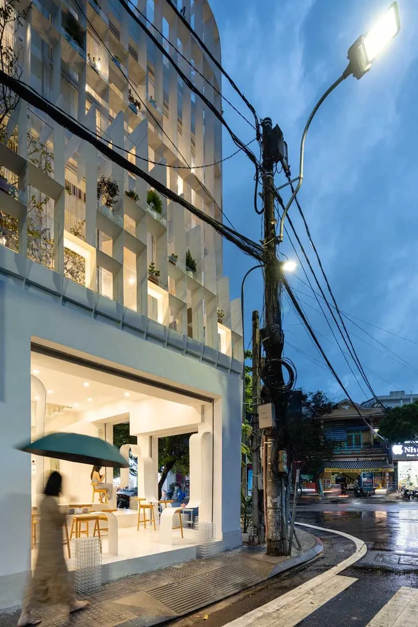 現代咖啡廳搭配金屬框架與玻璃面板