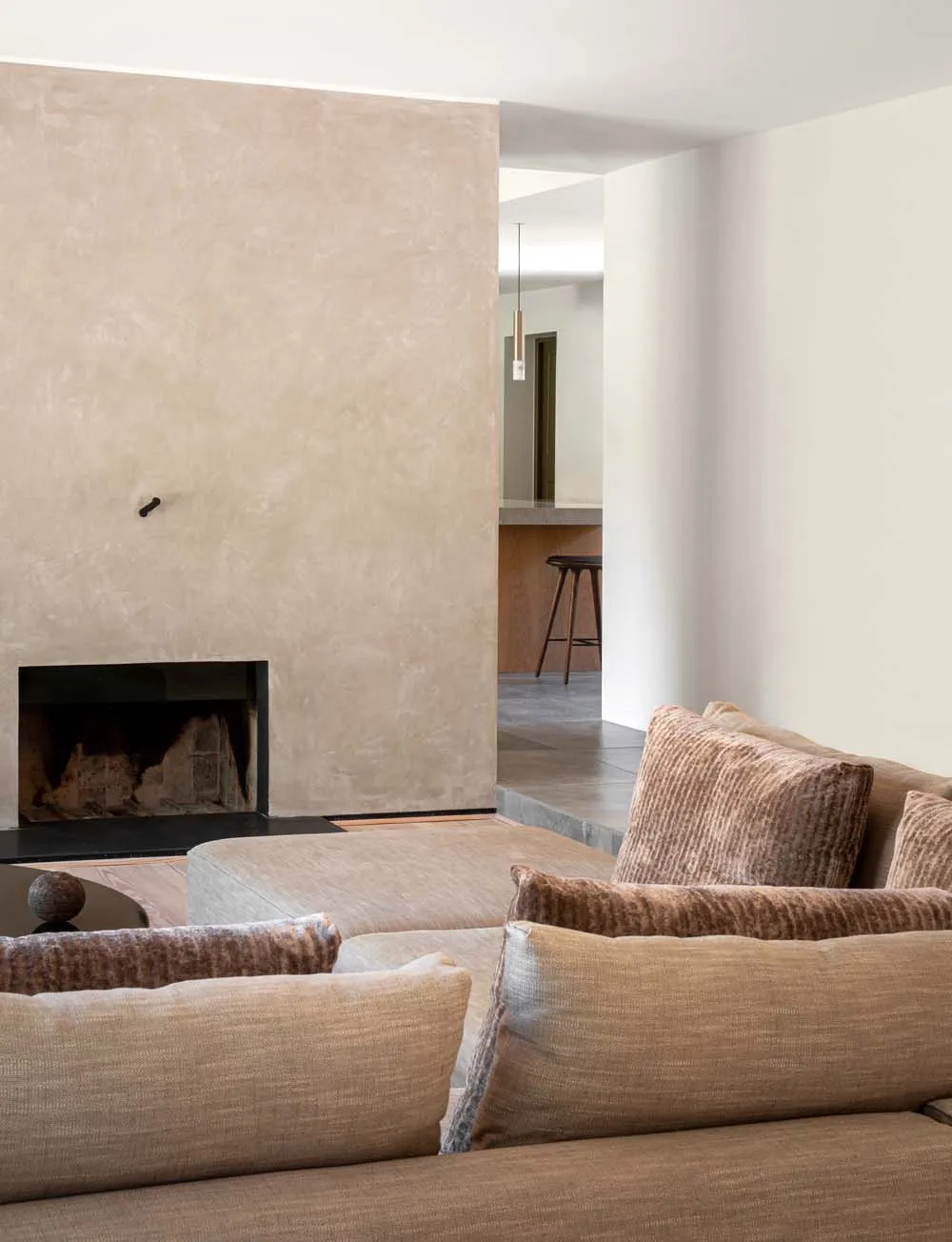 Modern minimalist living room featuring concrete profiles for contemporary and stylish interior design.