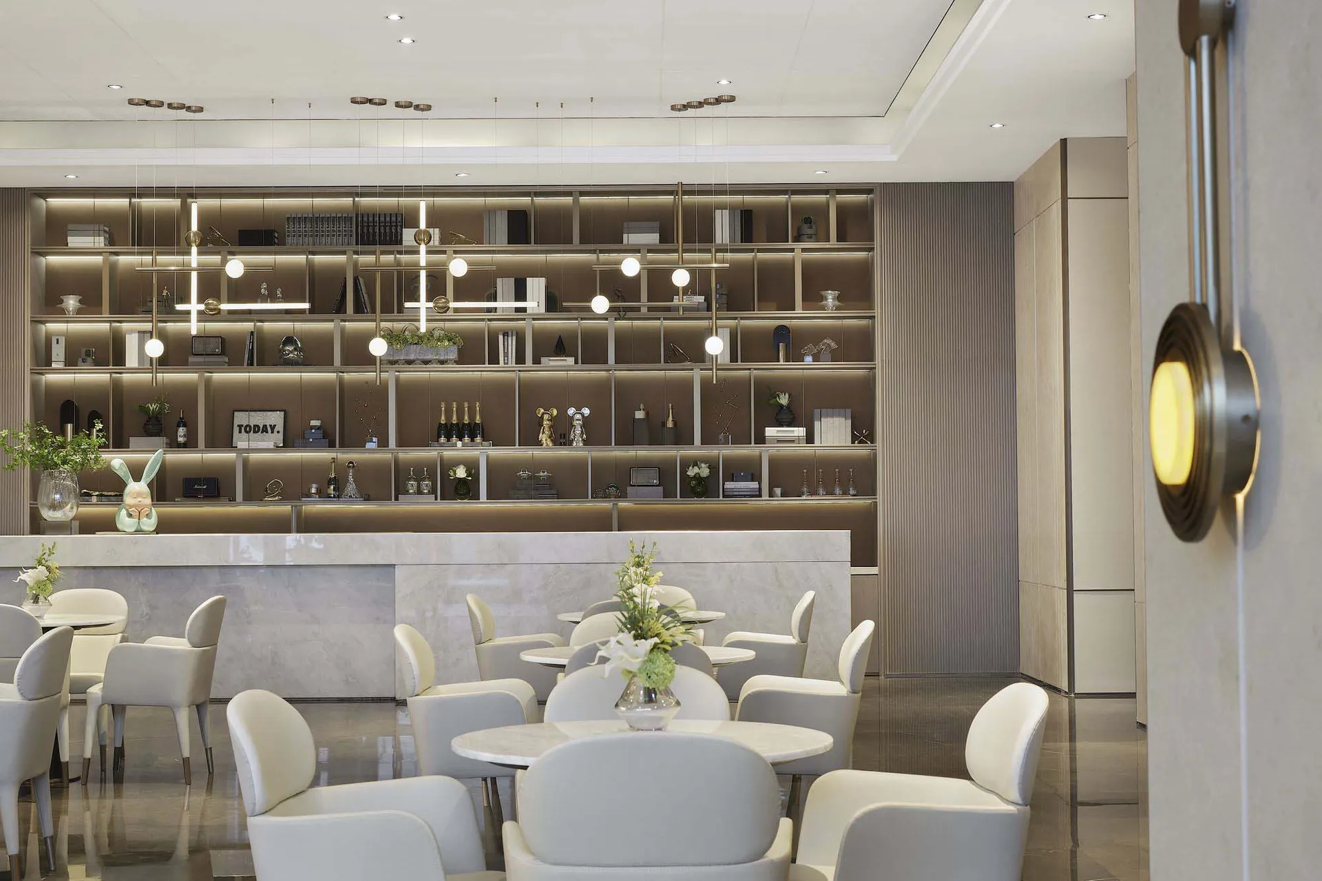 現代商業辦公空間，搭配大理石飾面與俐落當代家具。