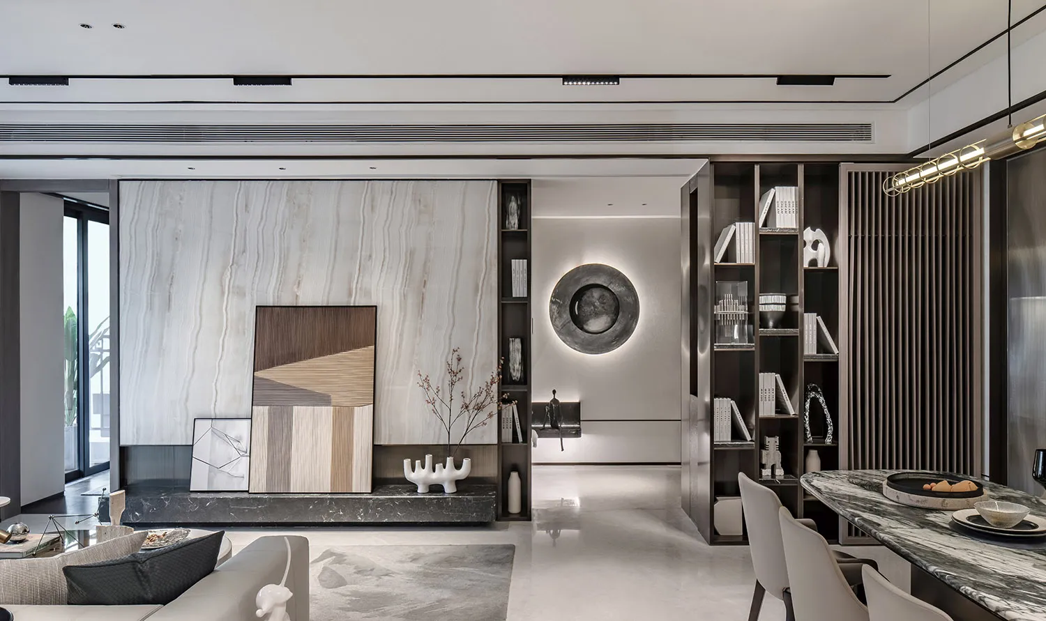 現代室內空間,擁有大理石牆面與地板,搭配極簡設計。