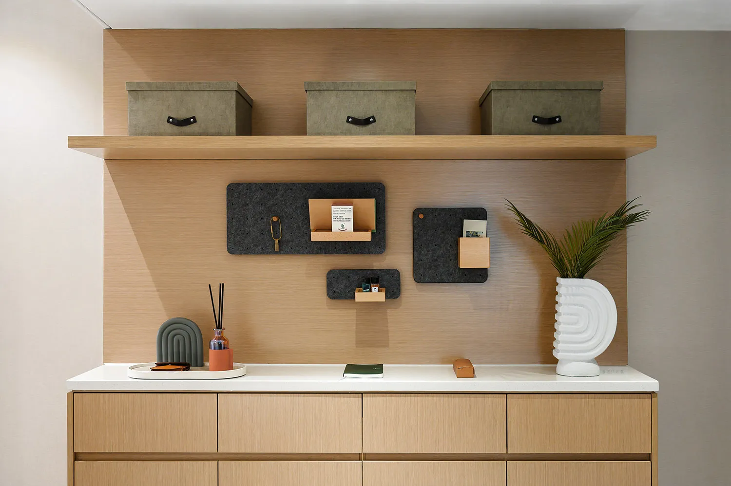 A modern office space featuring wood surfaces, cork accents, and concrete elements.