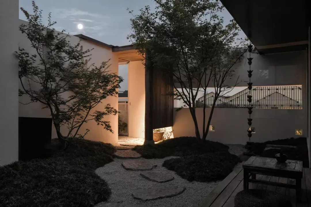 現代建築空間,混凝土鋪面小徑穿過庭院。
