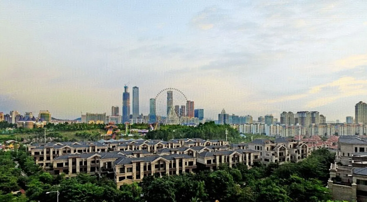 現代都市景觀,混凝土與玻璃建築聳立於多雲天空下。