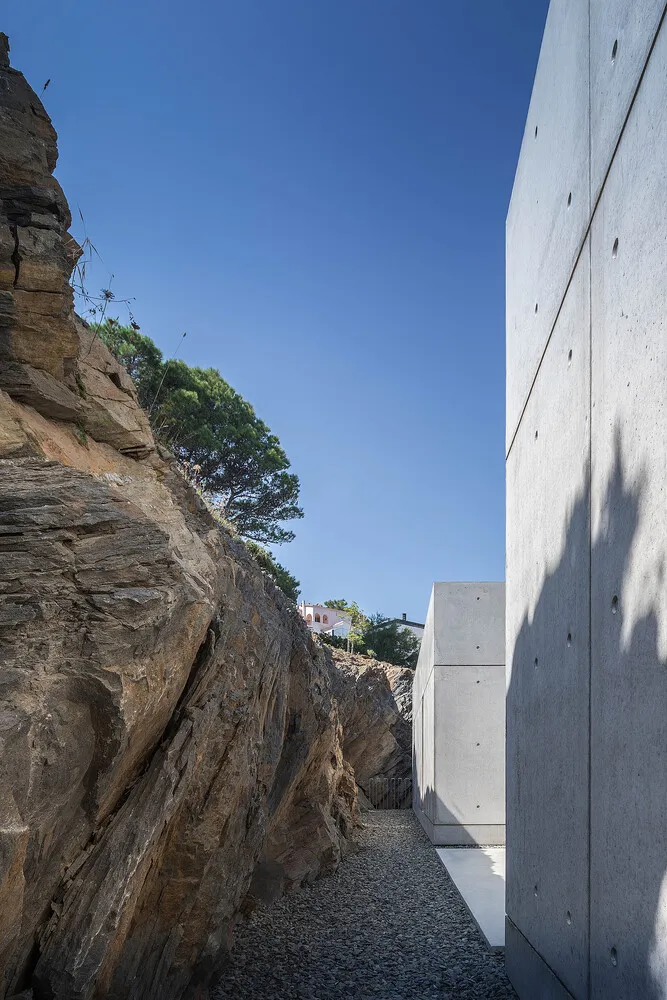 現代建築外觀，採用混凝土材質並搭配路邊步道。
