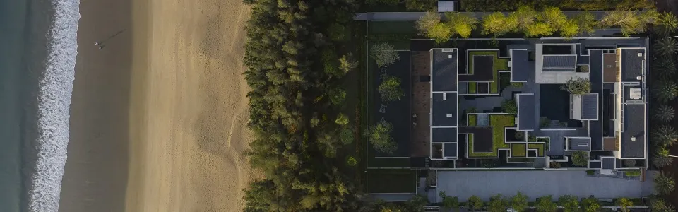俯瞰海濱住宅大樓，採用混凝土、玻璃與金屬材質。