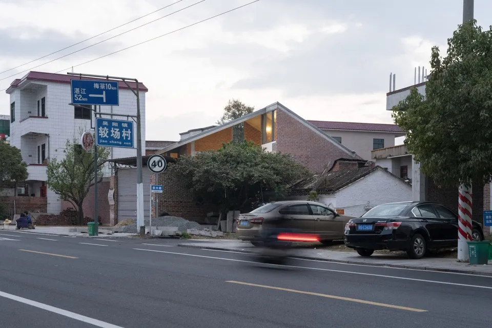 街道景觀,包含建築物與道路。