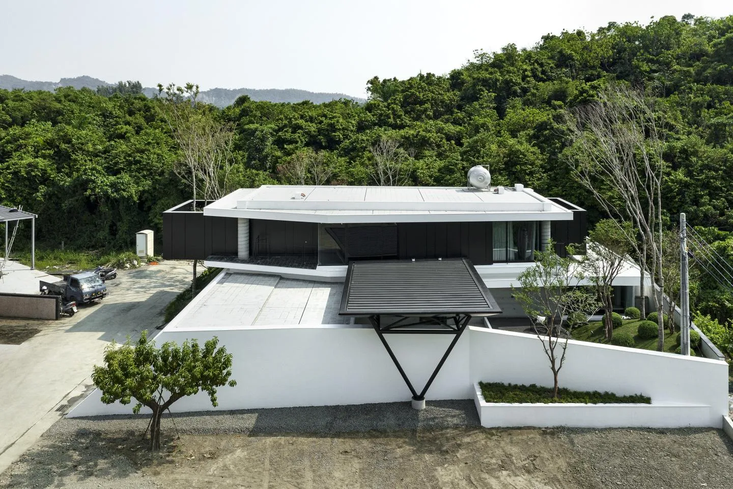 一座以混凝土與玻璃材質打造的現代住宅建築。