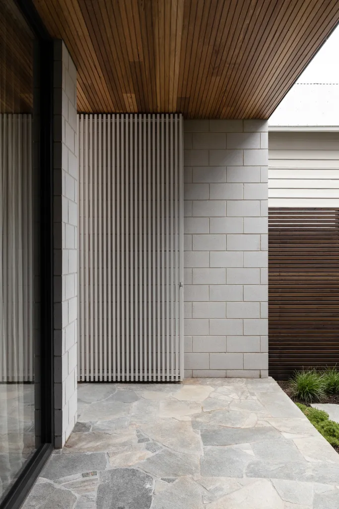 現代住宅入口,採用石材、磚塊與木質材料。