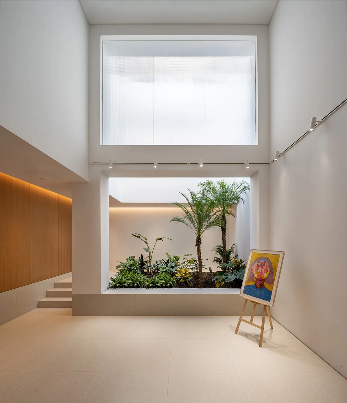 現代客廳融合多種材質,搭配熱帶植物與藝術作品。