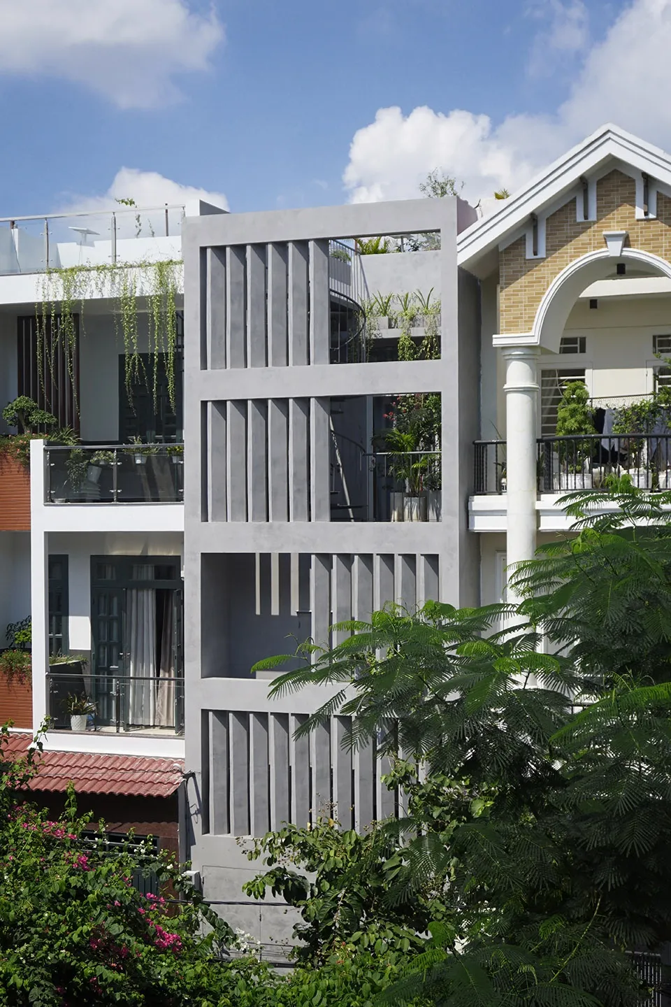 以混凝土為主材的現代極簡住宅建築外觀。