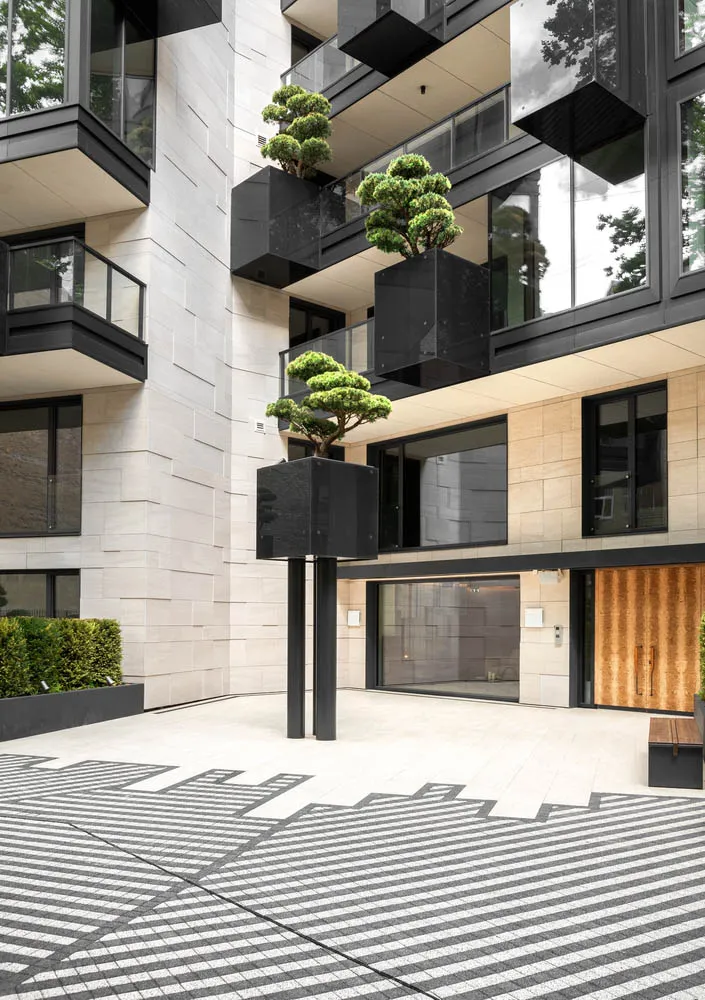 現代住宅建築採用混凝土與黑玻璃元素，搭配幾何庭院設計及盆栽盆景