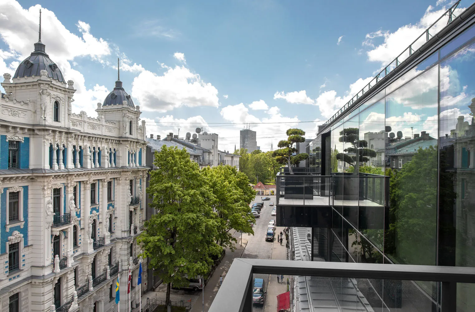 現代都市建築景觀，呈現玻璃與金屬建築以及混凝土街道。