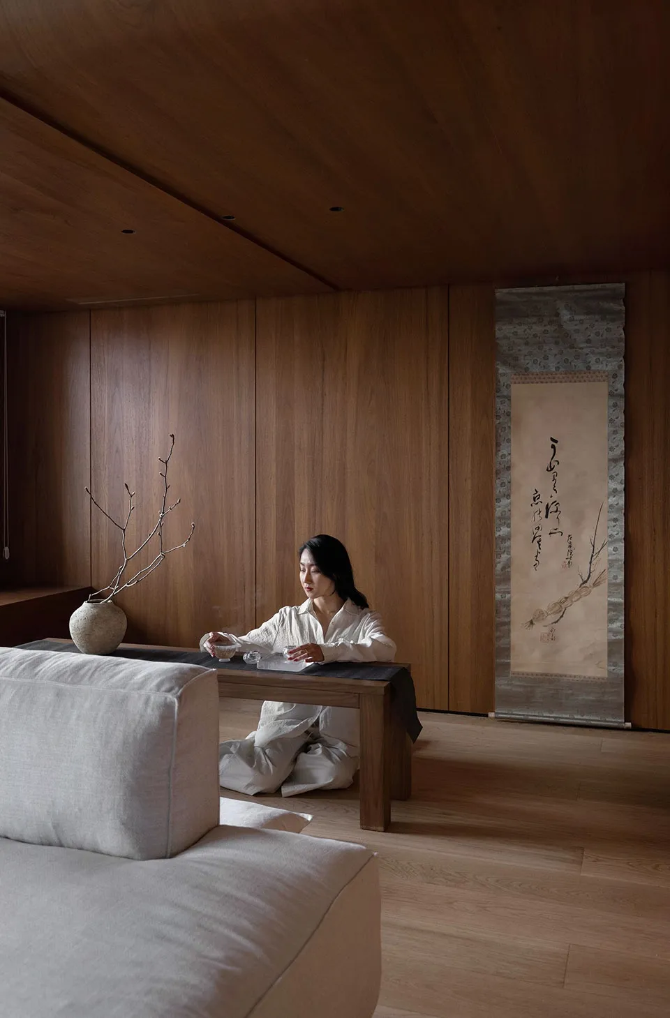 現代客廳採用溫潤木質元素,搭配極簡家具,營造寧靜氛圍。