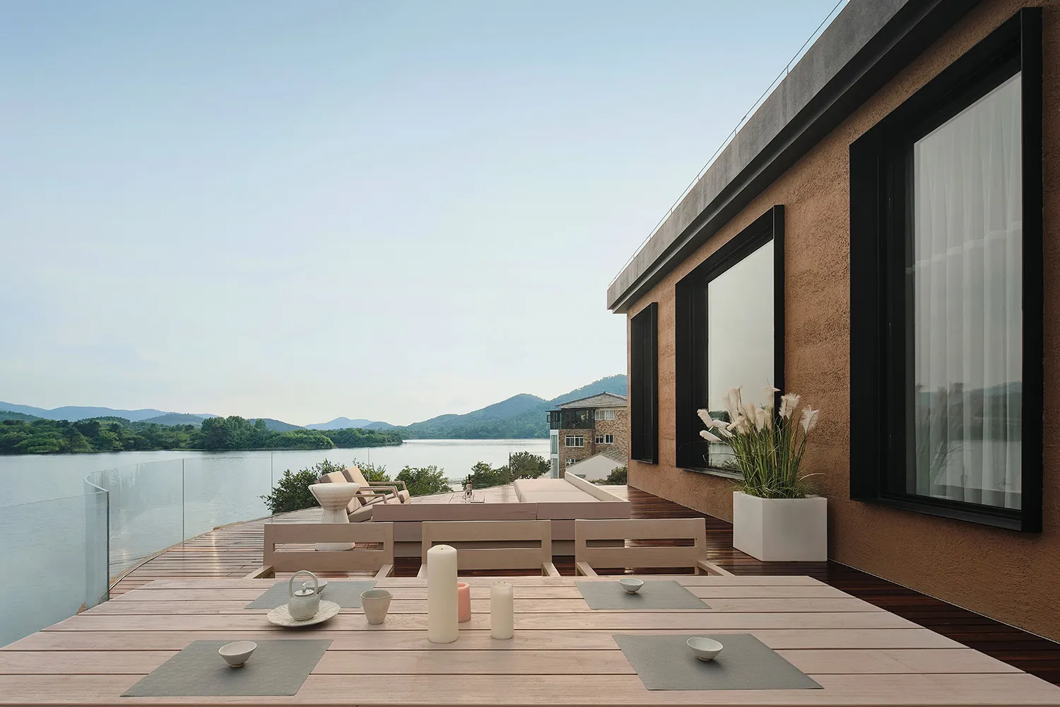 現代住宅露台採用木質、混凝土與玻璃材質,搭配湖景視野。