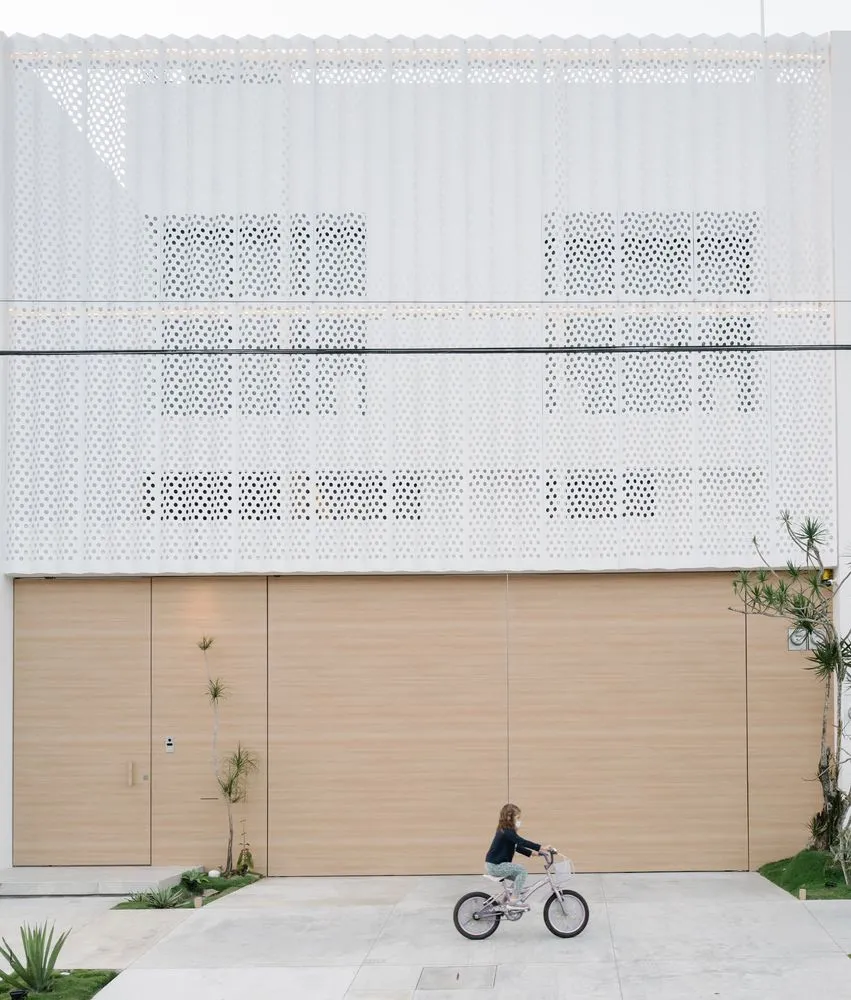 現代建築採用穿孔金屬立面搭配大型木門