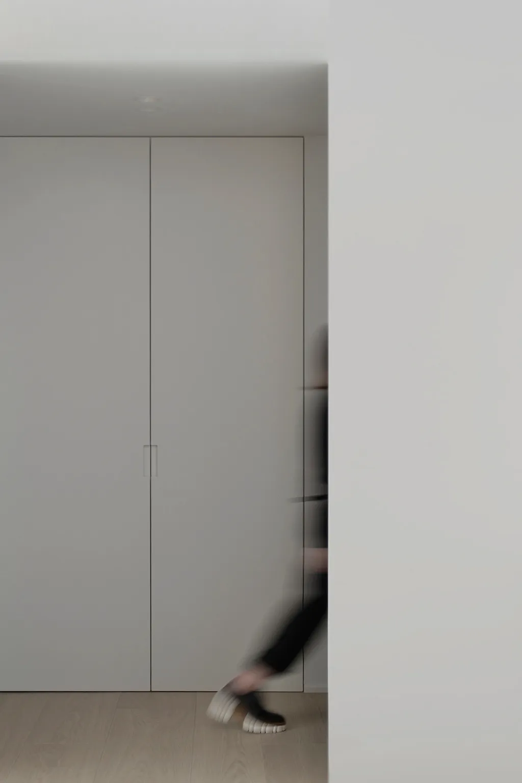 簡約室內空間,搭配白色櫥櫃,呈現光滑俐落的設計。