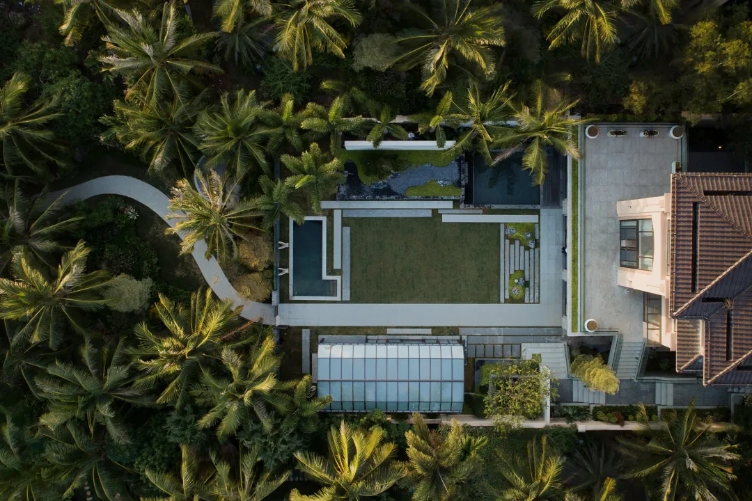 俯瞰視角的現代住宅建築平面圖,採用混凝土與玻璃材質。